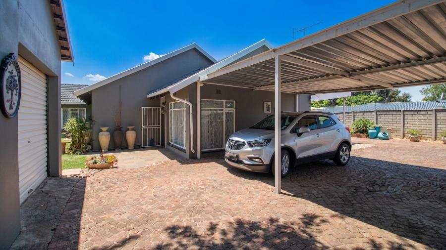4 Bedroom Property for Sale in Bonaero Park Gauteng