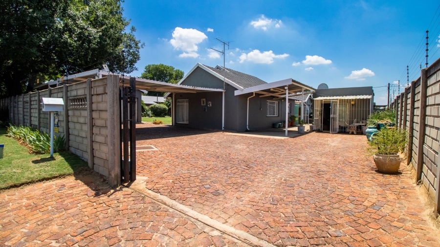 4 Bedroom Property for Sale in Bonaero Park Gauteng