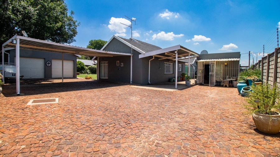 4 Bedroom Property for Sale in Bonaero Park Gauteng