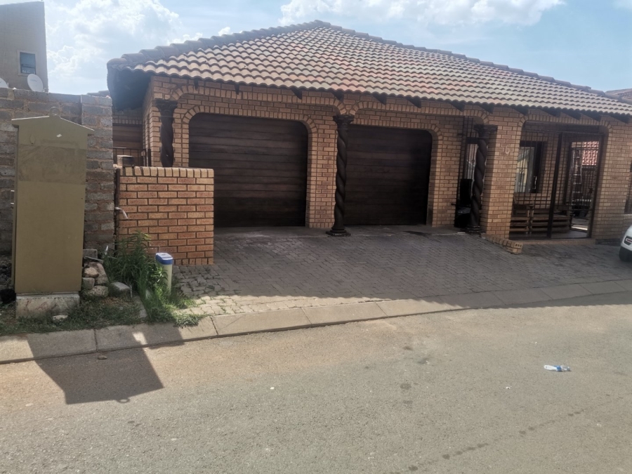 3 Bedroom Property for Sale in Commercia Gauteng