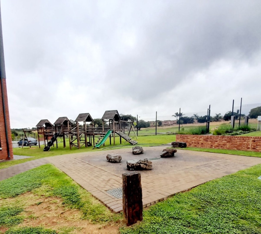 2 Bedroom Property for Sale in Rooihuiskraal North Gauteng