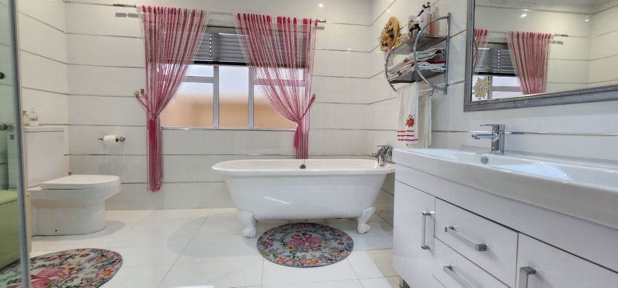 5 Bedroom Property for Sale in Aspen Hills Gauteng