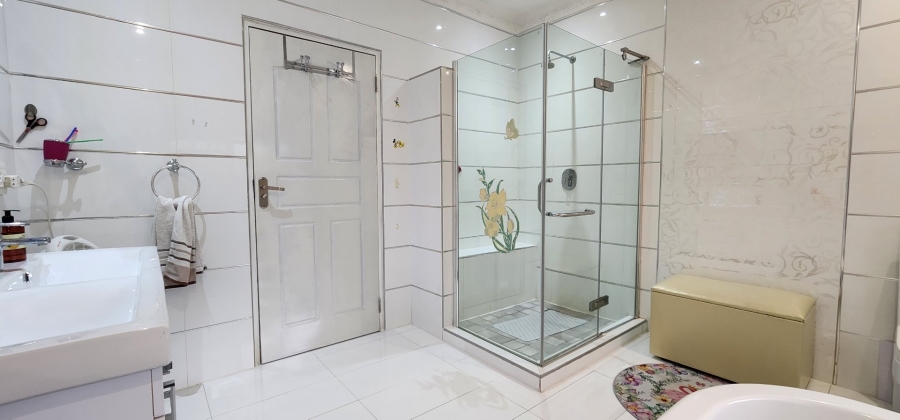 5 Bedroom Property for Sale in Aspen Hills Gauteng