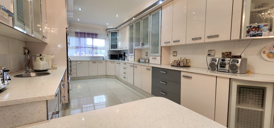 5 Bedroom Property for Sale in Aspen Hills Gauteng