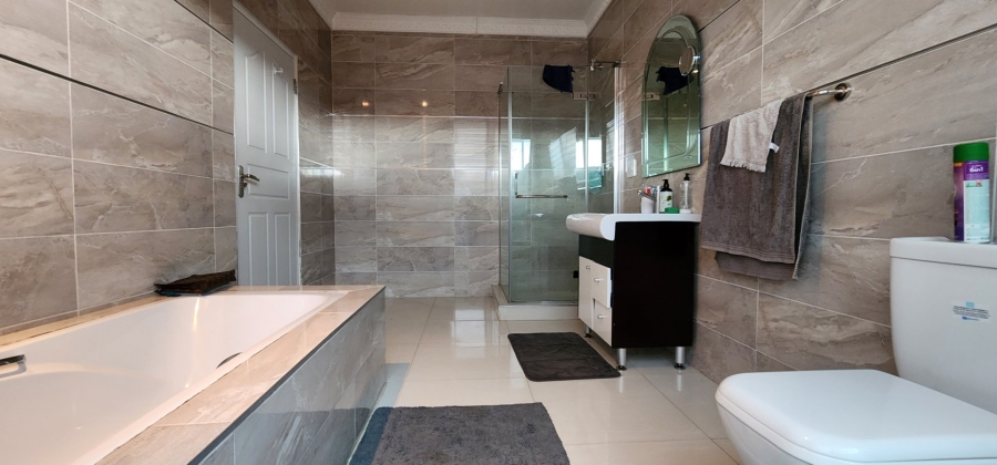 5 Bedroom Property for Sale in Aspen Hills Gauteng