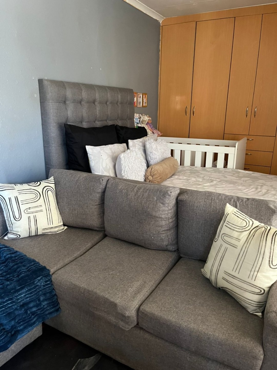 1 Bedroom Property for Sale in Clayville Gauteng