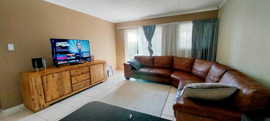 To Let 3 Bedroom Property for Rent in Greenstone Hill Gauteng