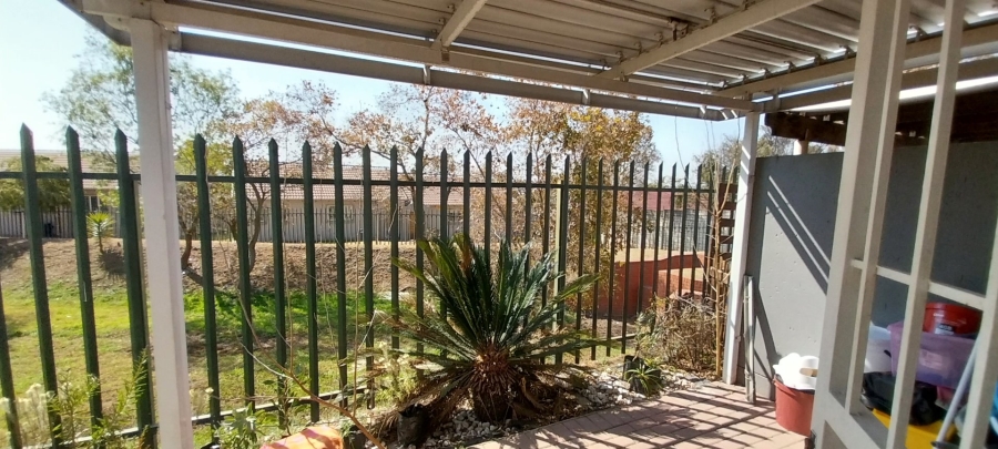 To Let 3 Bedroom Property for Rent in Greenstone Hill Gauteng