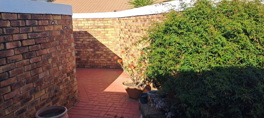 2 Bedroom Property for Sale in Honeydew Grove Gauteng