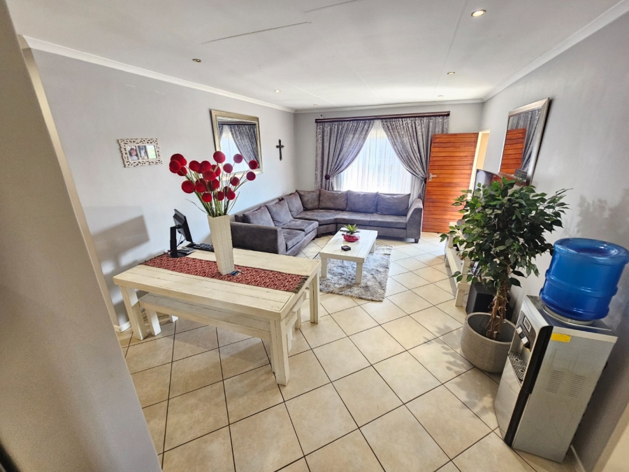 To Let 3 Bedroom Property for Rent in Monavoni Gauteng