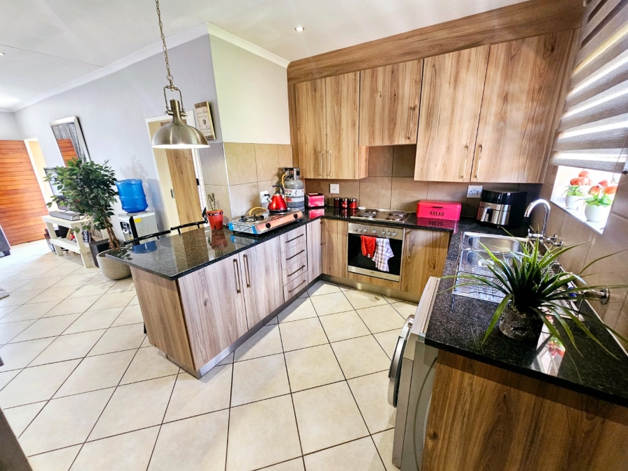 To Let 3 Bedroom Property for Rent in Monavoni Gauteng