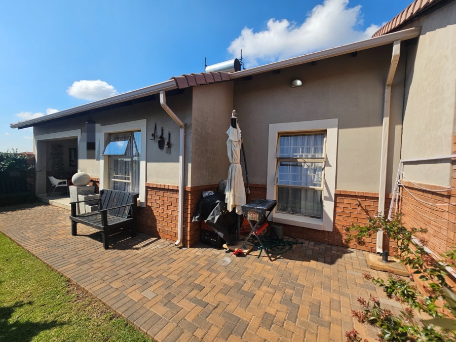 To Let 3 Bedroom Property for Rent in Monavoni Gauteng