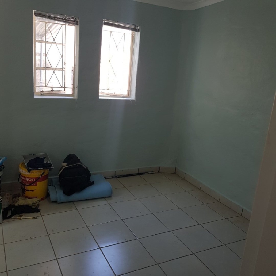 To Let 1 Bedroom Property for Rent in Les Marais Gauteng