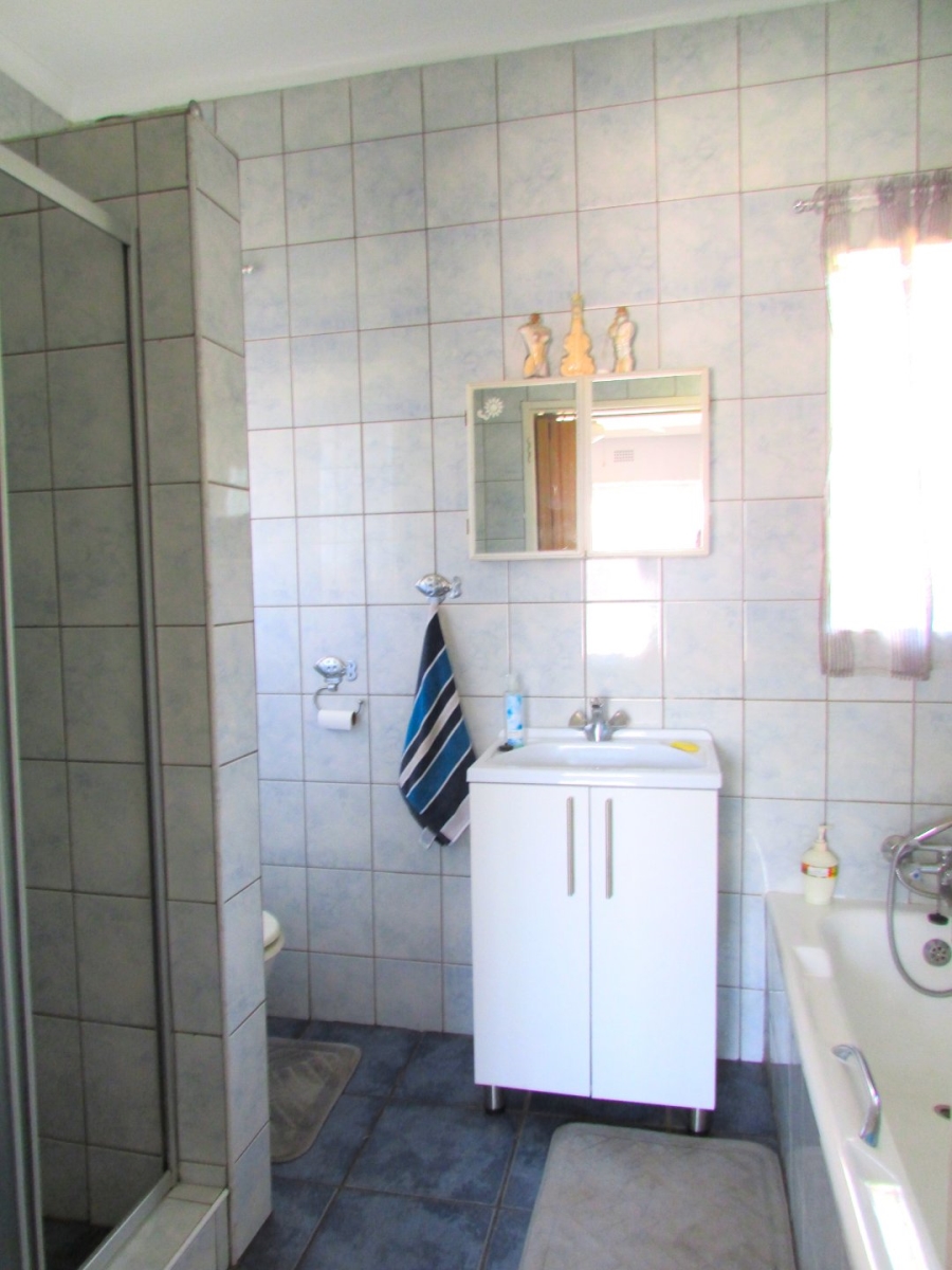 4 Bedroom Property for Sale in Flora Gardens Gauteng