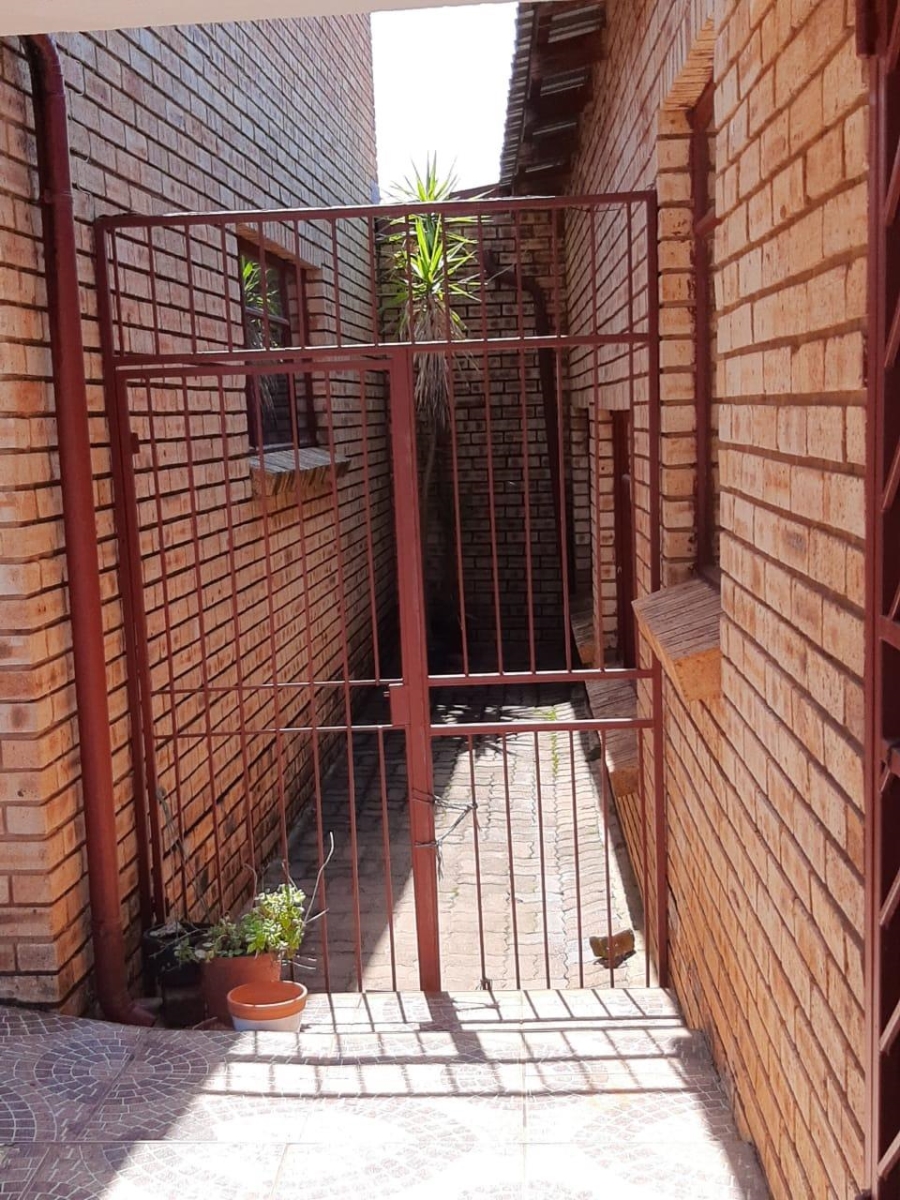 4 Bedroom Property for Sale in Laudium Gauteng