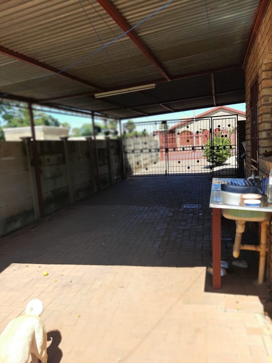 4 Bedroom Property for Sale in Laudium Gauteng