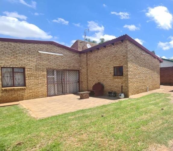 4 Bedroom Property for Sale in Laudium Gauteng