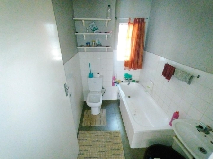 2 Bedroom Property for Sale in Die Hoewes Gauteng