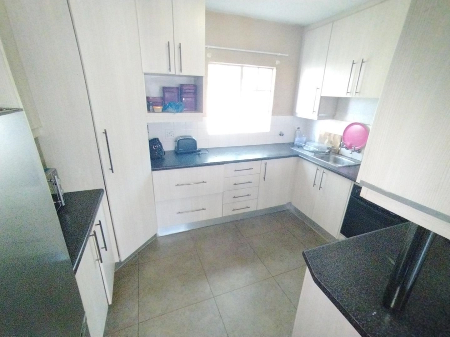 2 Bedroom Property for Sale in Die Hoewes Gauteng