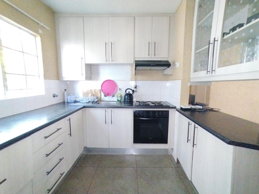 2 Bedroom Property for Sale in Die Hoewes Gauteng