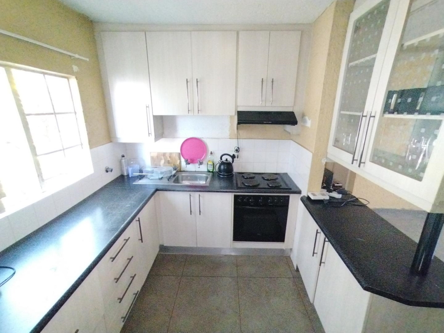 2 Bedroom Property for Sale in Die Hoewes Gauteng