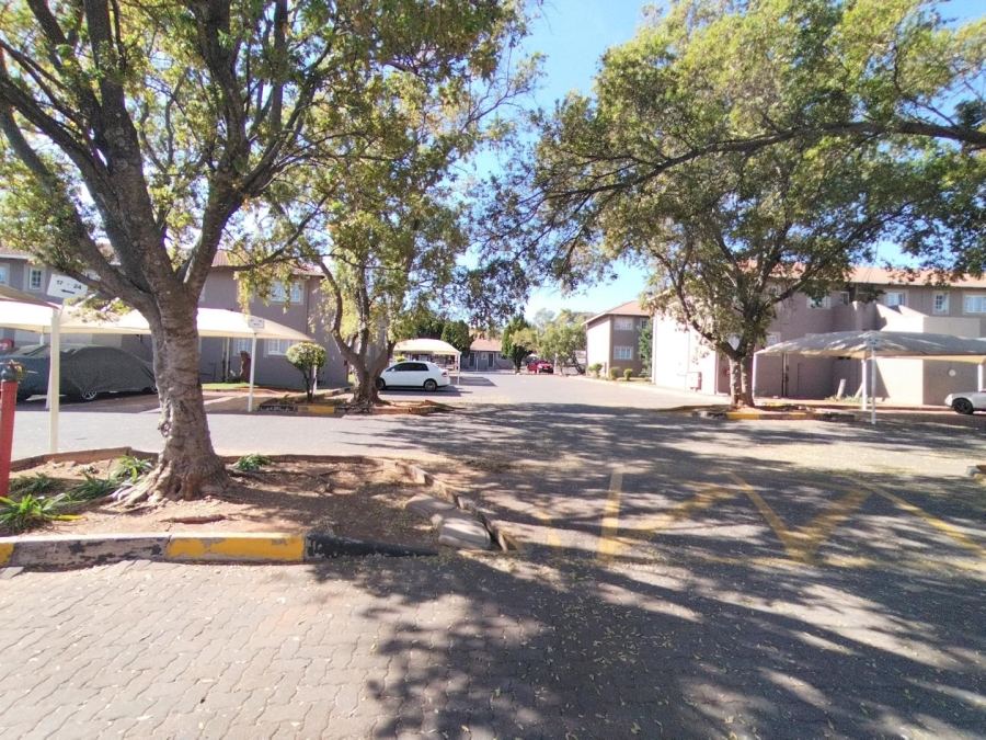 2 Bedroom Property for Sale in Die Hoewes Gauteng