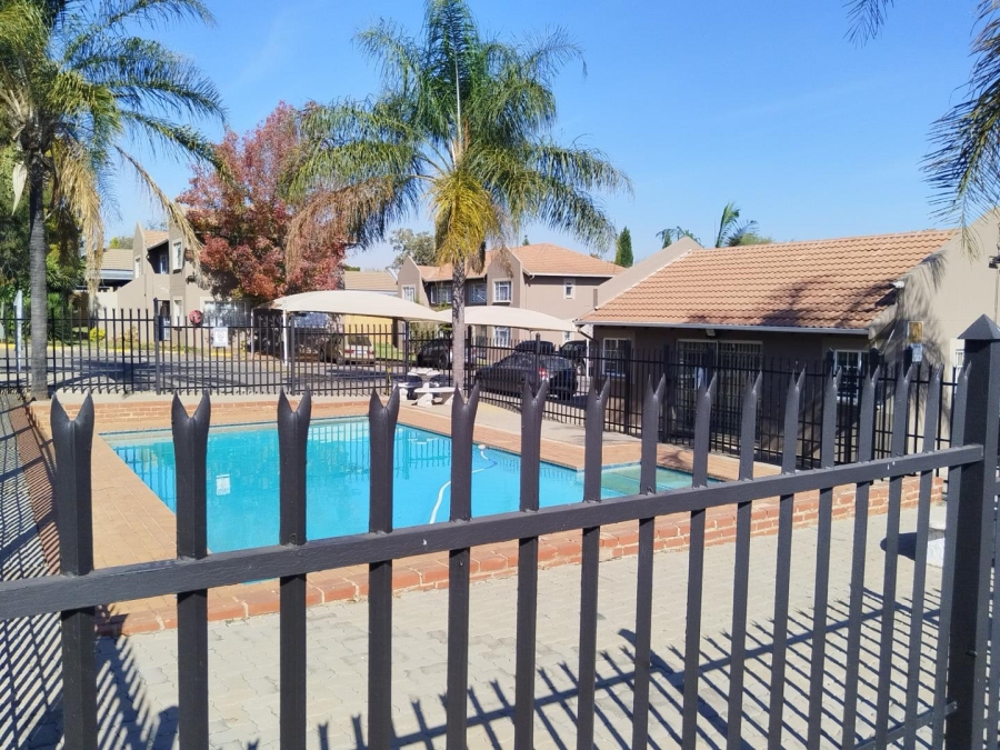2 Bedroom Property for Sale in Die Hoewes Gauteng