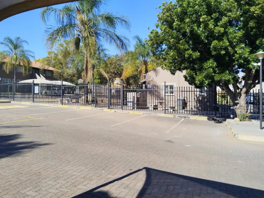 2 Bedroom Property for Sale in Die Hoewes Gauteng