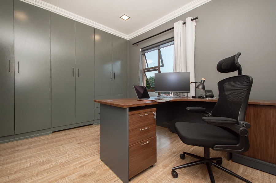 4 Bedroom Property for Sale in Featherbrooke Estate Gauteng