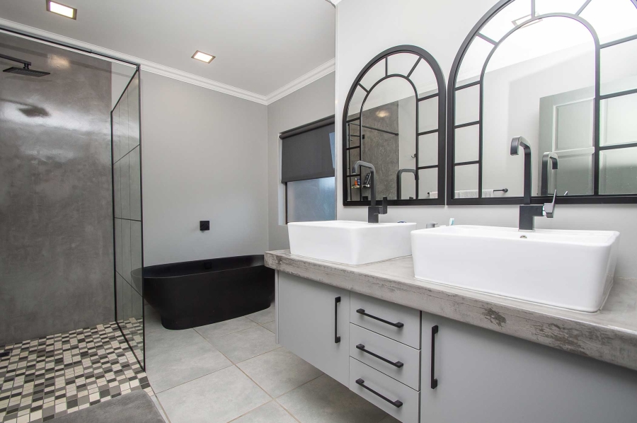 4 Bedroom Property for Sale in Featherbrooke Estate Gauteng