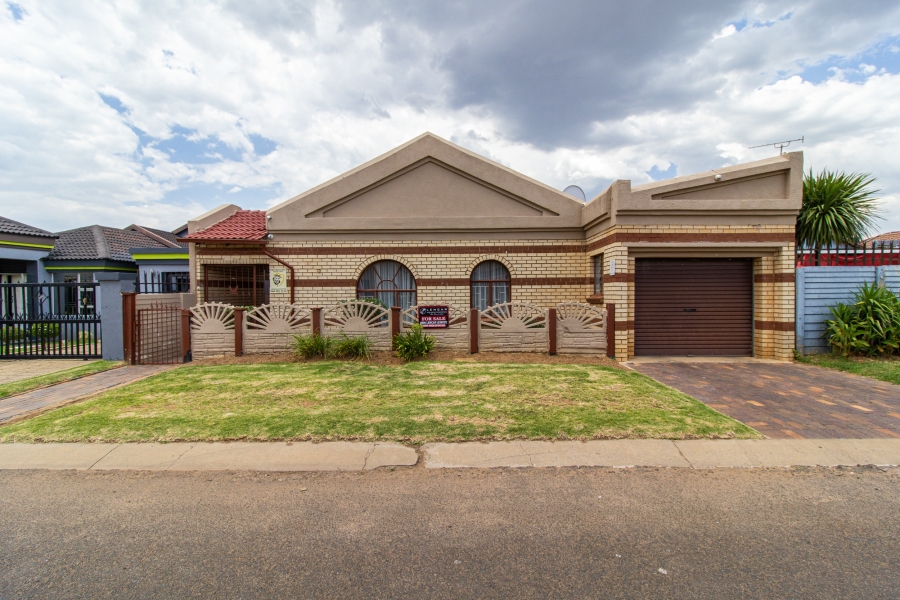 4 Bedroom Property for Sale in Lenasia South Gauteng