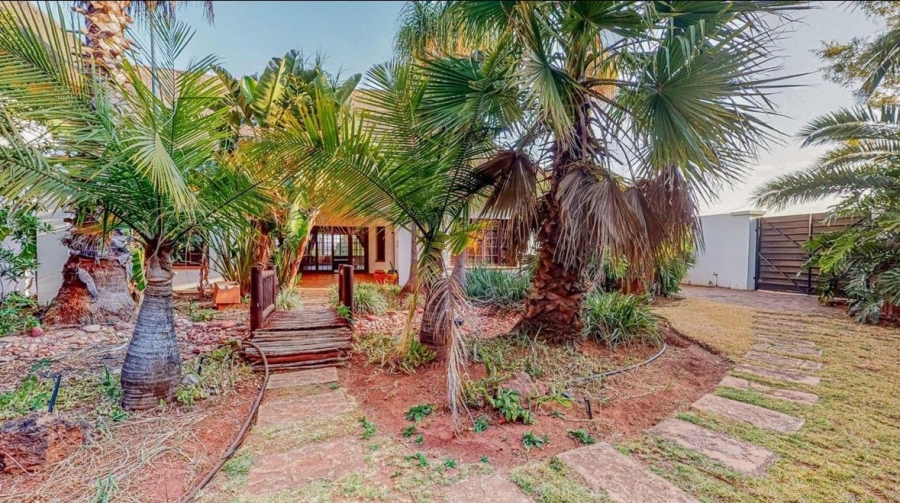 6 Bedroom Property for Sale in Waverley Gauteng