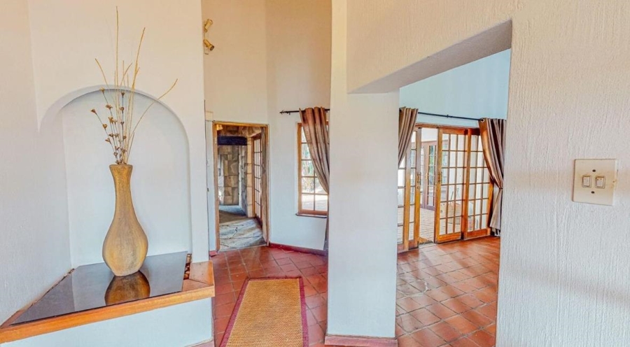 6 Bedroom Property for Sale in Waverley Gauteng