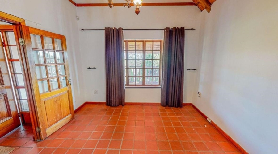 6 Bedroom Property for Sale in Waverley Gauteng