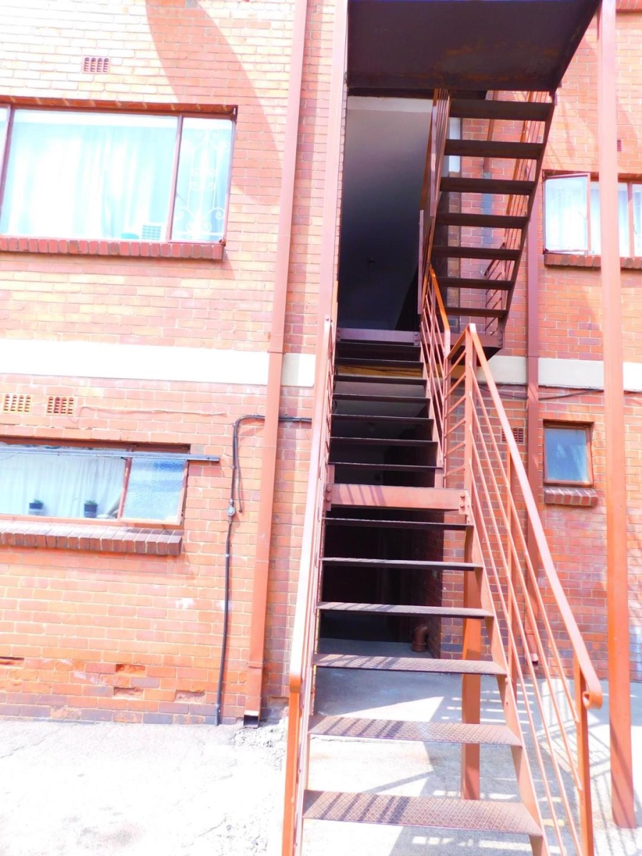 To Let 1 Bedroom Property for Rent in Rosettenville Gauteng
