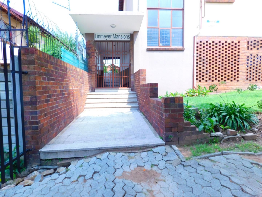 To Let 1 Bedroom Property for Rent in Rosettenville Gauteng