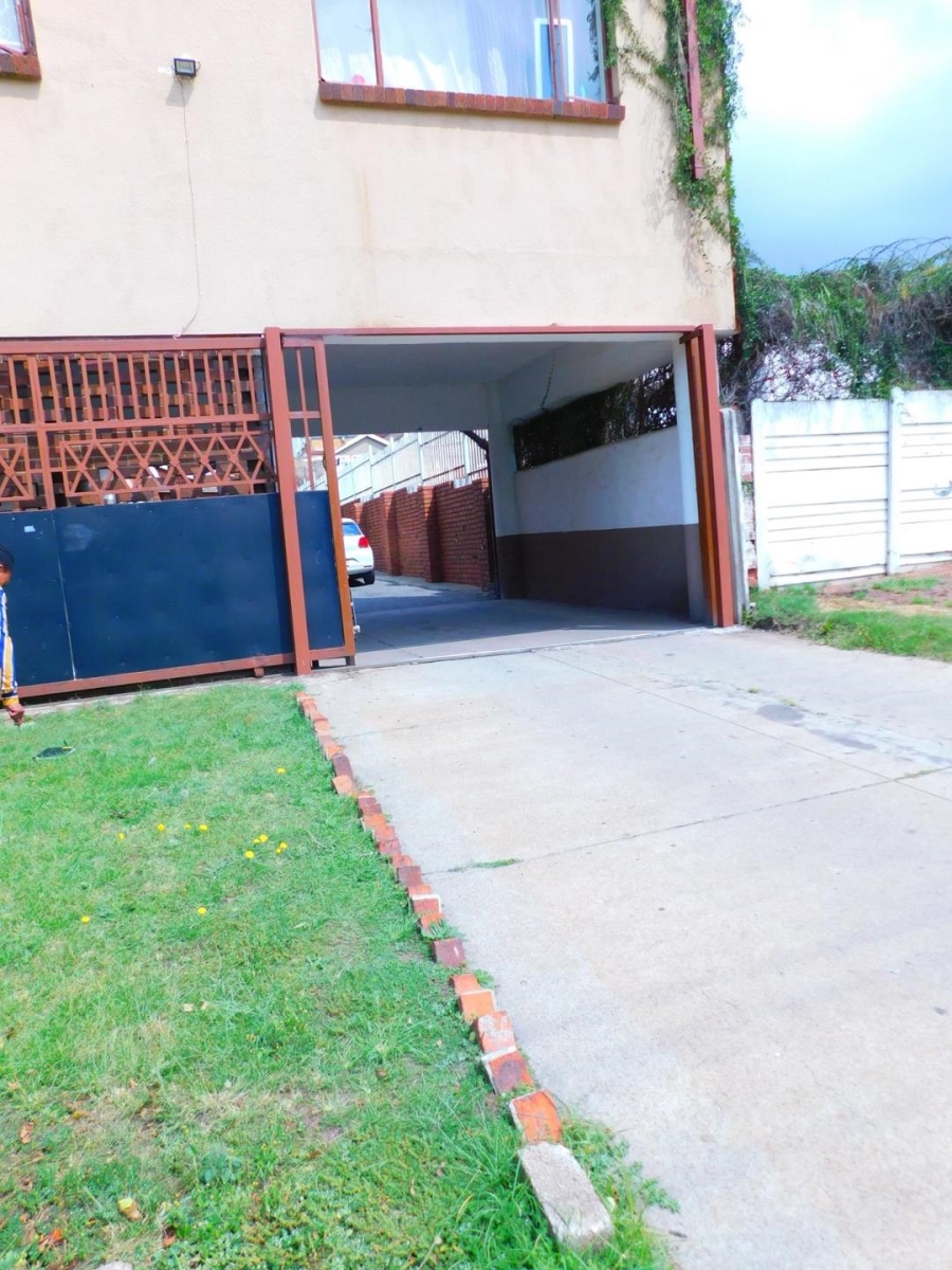 To Let 1 Bedroom Property for Rent in Rosettenville Gauteng