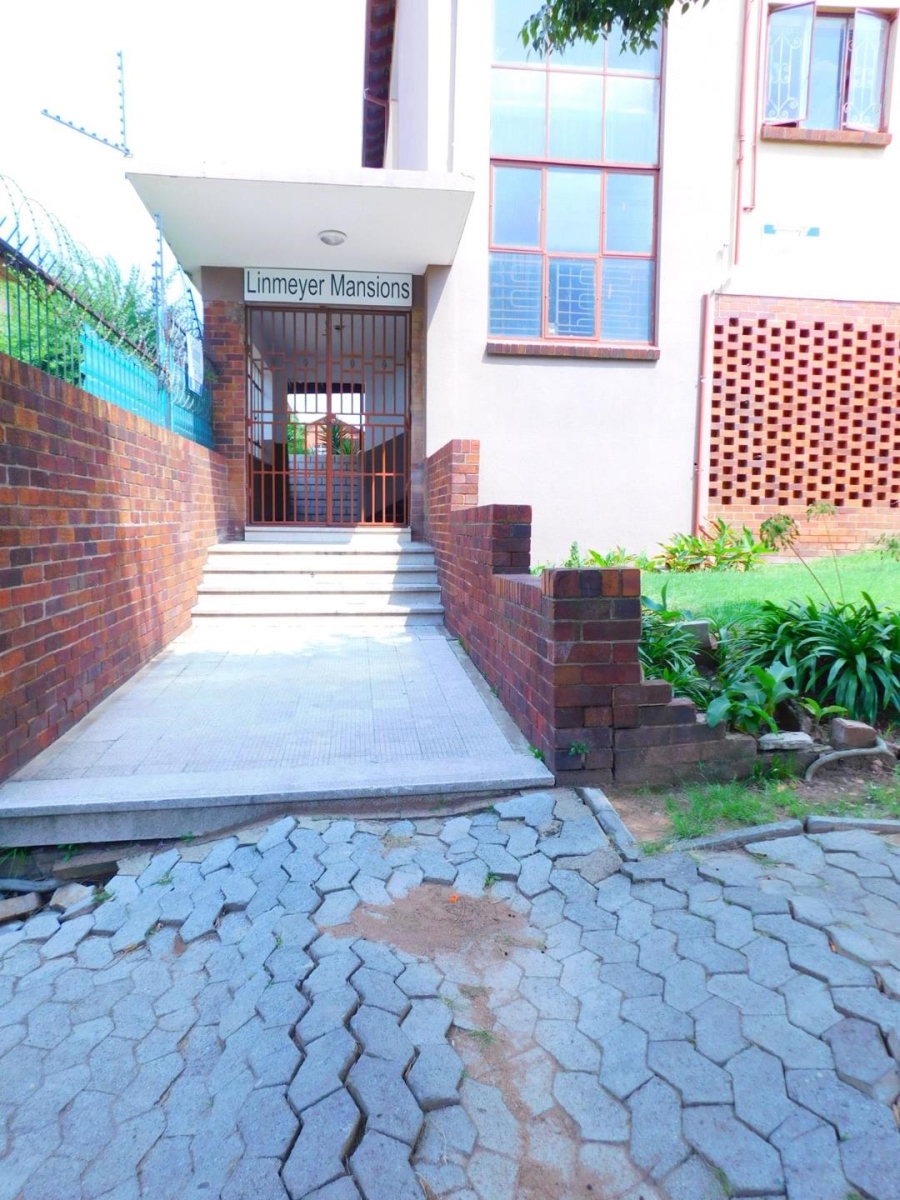 To Let 1 Bedroom Property for Rent in Rosettenville Gauteng