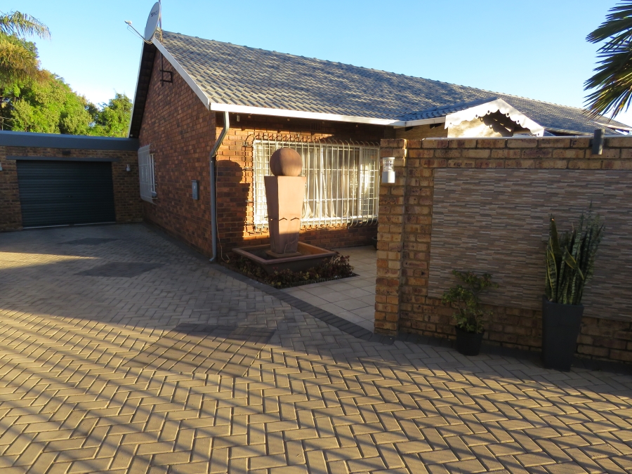4 Bedroom Property for Sale in Farrarmere Gauteng