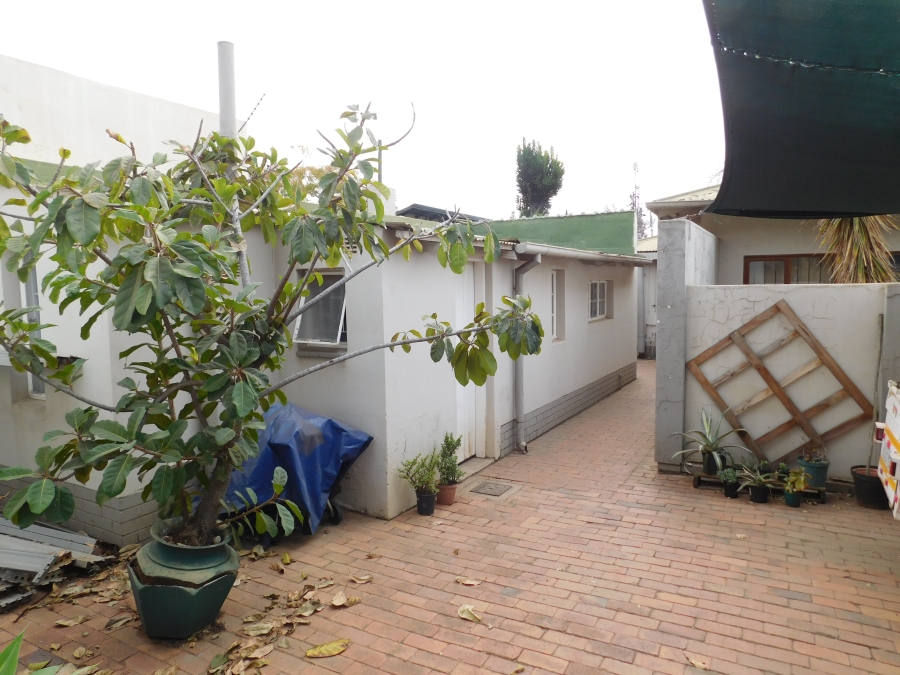 7 Bedroom Property for Sale in Riviera Gauteng