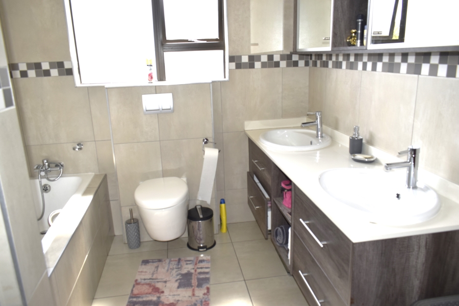 3 Bedroom Property for Sale in Helderwyk Gauteng