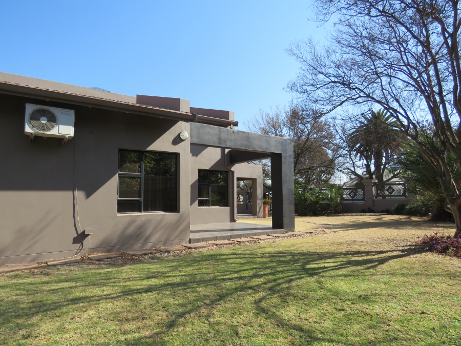 6 Bedroom Property for Sale in Westdene Gauteng