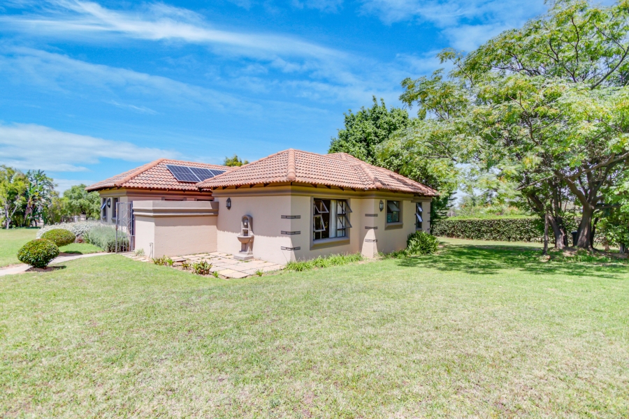 To Let 2 Bedroom Property for Rent in Saddlebrook Estate Gauteng