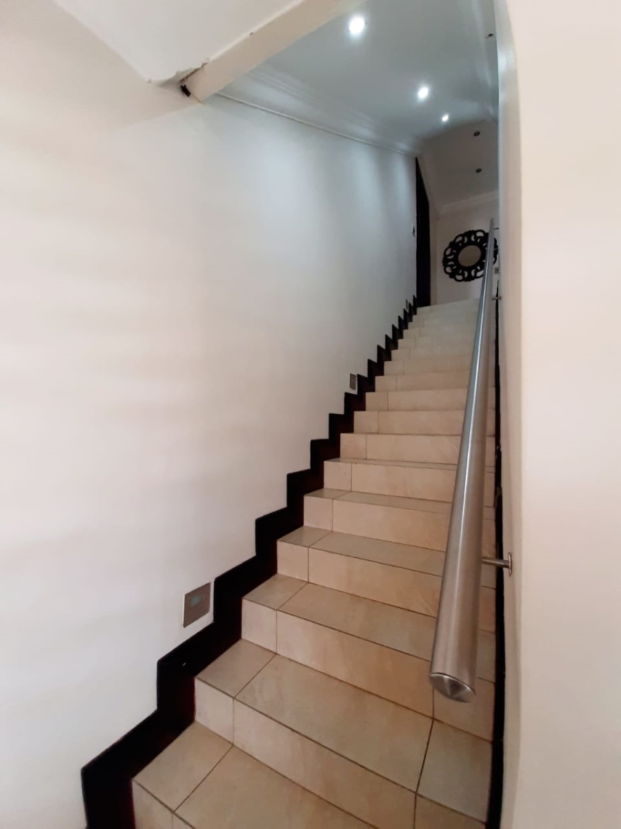 6 Bedroom Property for Sale in Lochvaal Gauteng