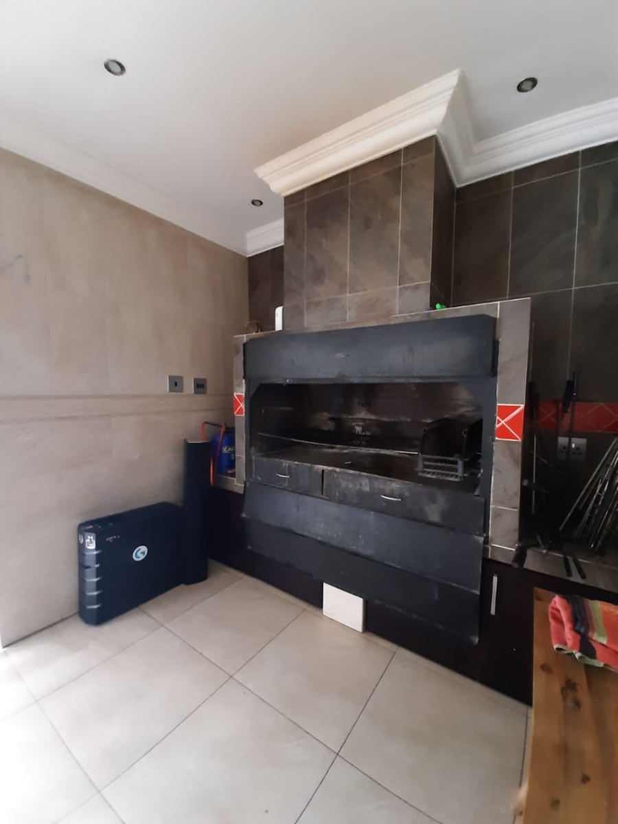 6 Bedroom Property for Sale in Lochvaal Gauteng