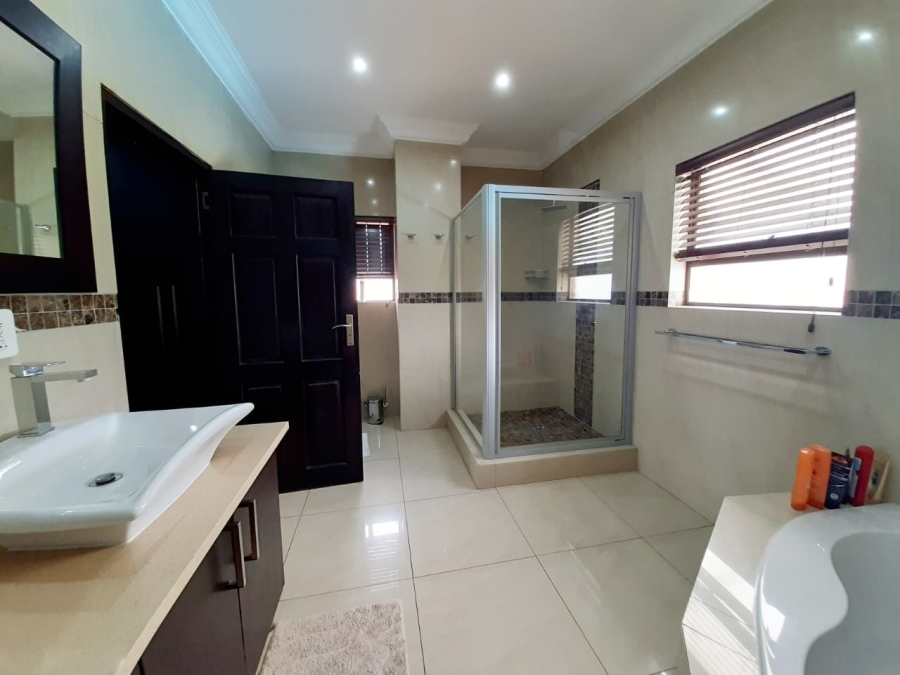 6 Bedroom Property for Sale in Lochvaal Gauteng