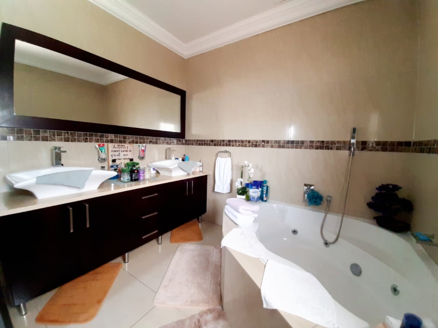 6 Bedroom Property for Sale in Lochvaal Gauteng