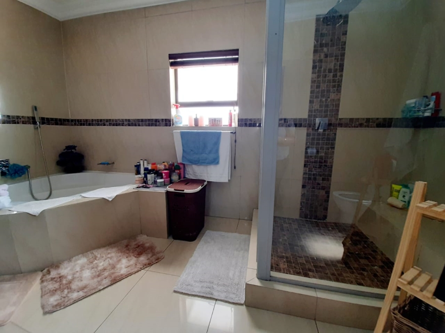 6 Bedroom Property for Sale in Lochvaal Gauteng