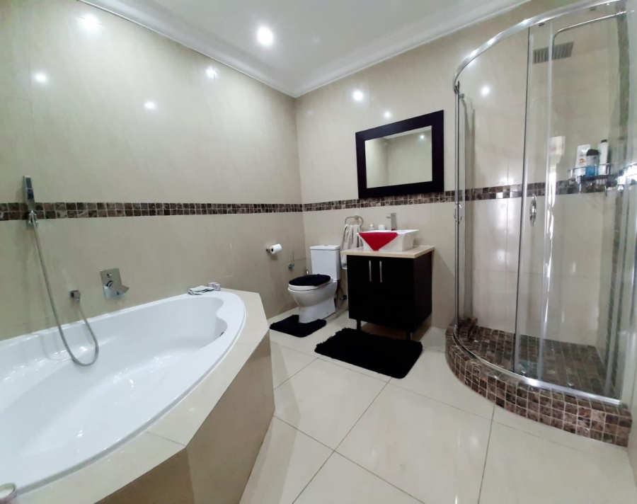 6 Bedroom Property for Sale in Lochvaal Gauteng