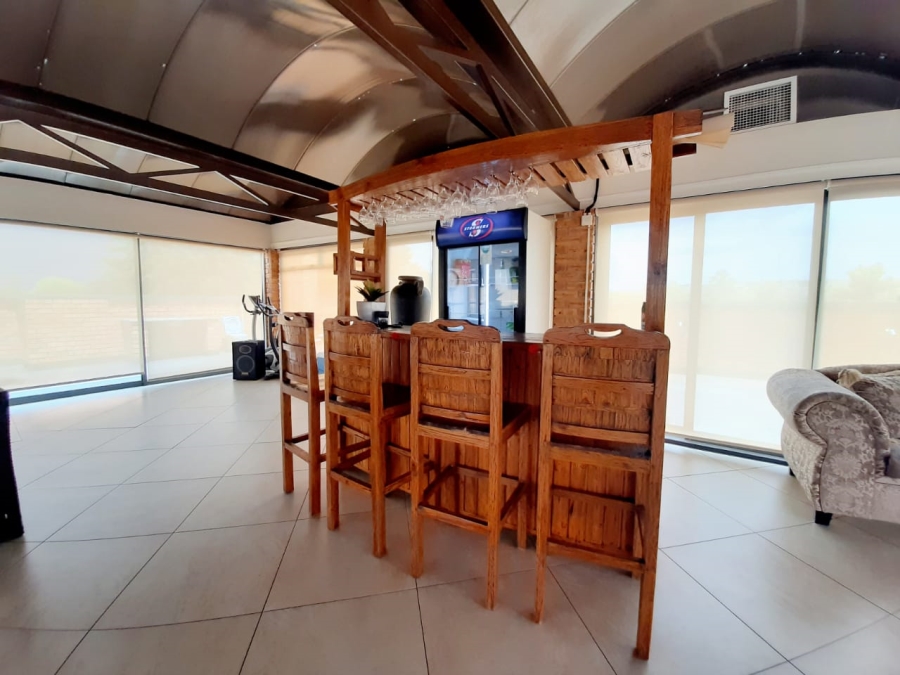 6 Bedroom Property for Sale in Lochvaal Gauteng